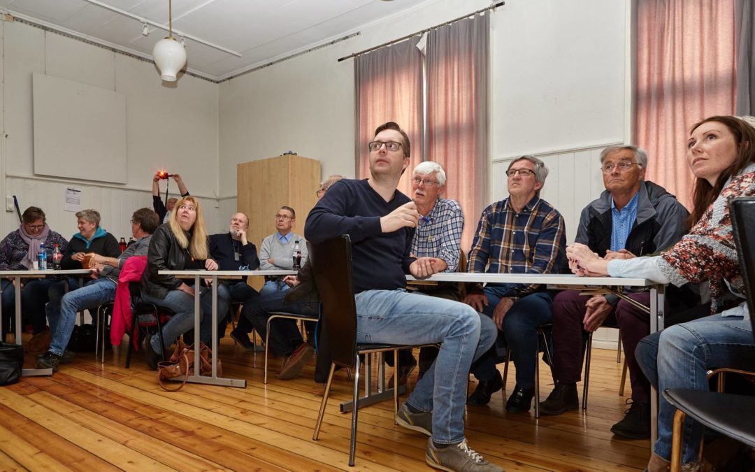 Fra medlemsmøte i Arendal fotoklubb (foto: Leif Andersen)